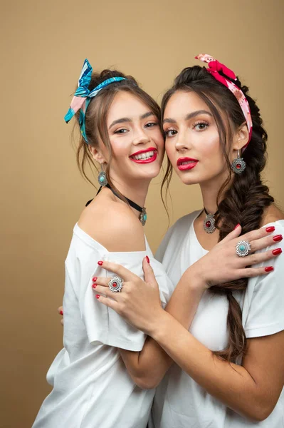 Привабливі Кавказькі Дівчата Виражають Перед Камерою Позитивні Емоції Відкрите Фото — стокове фото