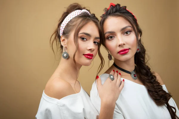 Close Retrato Duas Mulheres Bonitas Jovens Moda Com Maquiagem Lábios — Fotografia de Stock