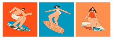 Yazın denizde ya da okyanusta sörf yapılan renkli posterler. Çizgi film sörfçüleri suda gezerler. Düz vektör çizimleri.
