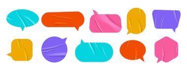 Modern konuşma ve düşünce kabarcıkları, buruşuk çıkartmalar ve kopyalama alanı. Gerçekçi bir doku. Okul temalı tasarımlar için mükemmel. Vektör illüstrasyonu.  