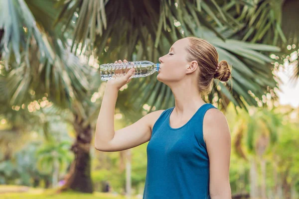 Atractiva Mujer Deportiva Bebiendo Agua Una Botella Después Correr Correr — Foto de Stock