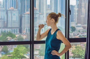 Genç kadın yatak odamda dişlerini fırçalıyor