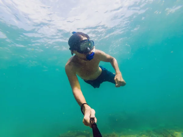 En ung kaukasiska snorkling man under vatten selfie Thailand — Stockfoto