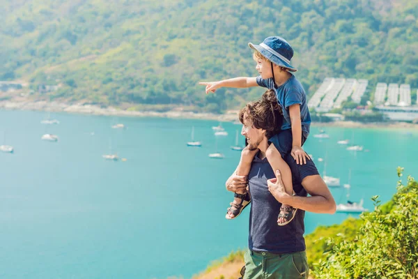 父と息子のプロンテップ岬とヤヌイビーチの背景に。プーケット, タイ.子供たちのコンセプトと旅行 — ストック写真