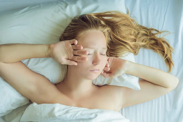 Linda Jovem Deitada Cama Dormindo Não Tenha Conceito Sono Suficiente — Fotografia de Stock