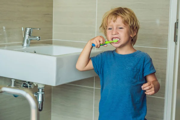 Petit Garçon Blond Apprenant Brosser Les Dents Dans Bain Domestique — Photo