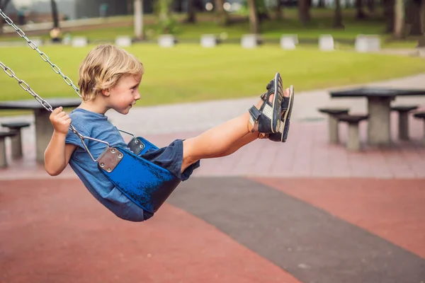 Grappig Kind Jongen Hebben Plezier Met Ketting Swing Outdoor Speeltuin — Stockfoto