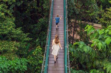 Anne ve oğlu, asma köprü Kuala Lumpur, Malezya