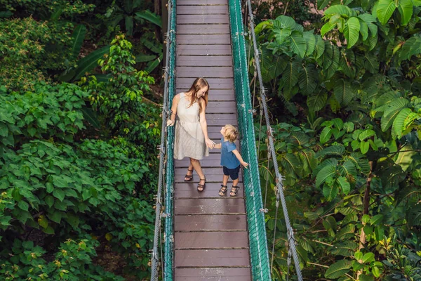 Мать и сын на подвесном мосту в Куала-Лумпуре, Малайзия — стоковое фото