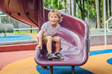Parkta oynarken komik şirin mutlu bebek. Duygu mutluluk, eğlence, sevinç