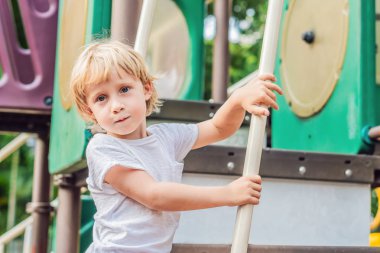 Parkta oynarken komik şirin mutlu bebek. Duygu mutluluk, eğlence, sevinç
