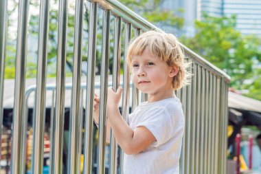 Parkta oynarken komik şirin mutlu bebek. Duygu mutluluk, eğlence, sevinç