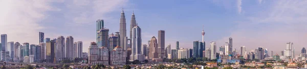 Skyline Kuala Lumpur, vista de la ciudad, rascacielos con un hermoso cielo por la mañana —  Fotos de Stock