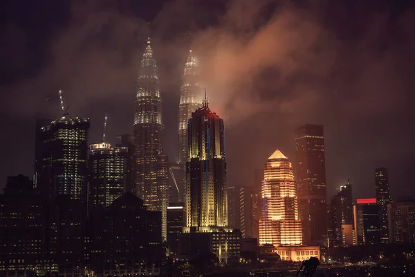 吉隆坡天际线在晚上, 马来西亚, 吉隆坡是马来西亚的首都 — 图库照片