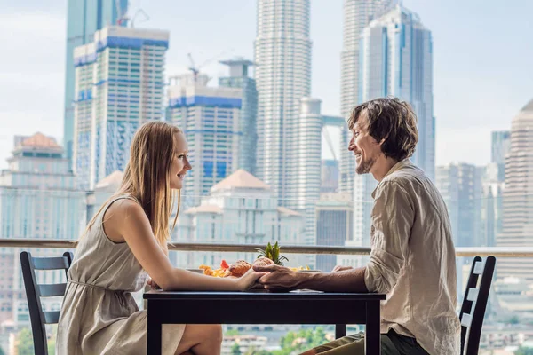 Una Pareja Encantadora Desayunando Balcón Mesa Desayuno Con Fruta Café — Foto de Stock