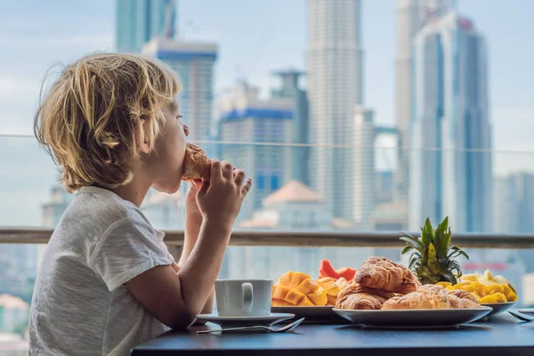 Хлопчик Снідає Балконі Сніданок Кавовими Фруктами Хлібом Балконі Тлі Великого — стокове фото