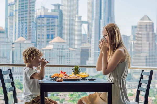 Família Feliz Tomando Café Manhã Varanda Mesa Pequeno Almoço Com — Fotografia de Stock