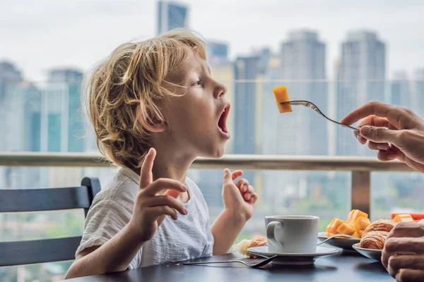 Chico Está Desayunando Balcón Mesa Desayuno Con Fruta Café Cruasán —  Fotos de Stock