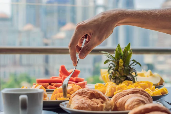 早餐桌与咖啡果子和面包 Croisant 在阳台反对大都市的背景 — 图库照片