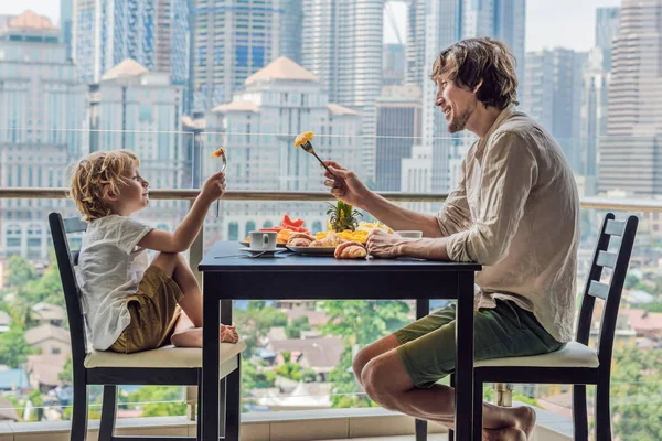 Glückliche Familie Beim Frühstück Auf Dem Balkon Frühstückstisch Mit Kaffeeobst — Stockfoto