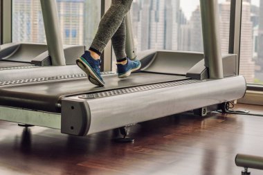 spor, fitness, yaşam tarzı, teknoloji ve insan kavramı - arka planı büyük bir şehir salonunda treadmill egzersiz kadın.