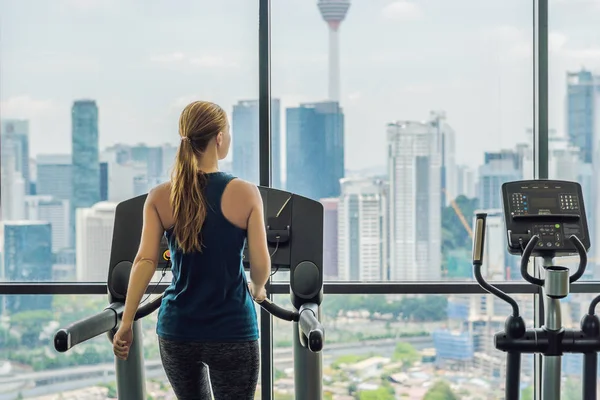 Sport Fitnesz Életmód Technológia Emberek Koncepció Gyakorlása Futópad Háttérben Egy — Stock Fotó