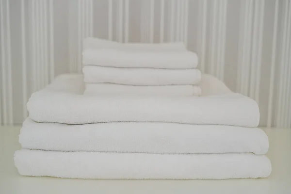 Pilha Toalhas Macias Brancas Armário Serviço Conceito Hotel Lavandaria — Fotografia de Stock