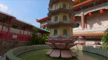 Tayland renkli binalar ile güzel eski yerde Çeşme görünümünü