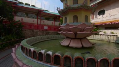 Tayland renkli binalar ile eski yerde güzel Çeşme görünümünü