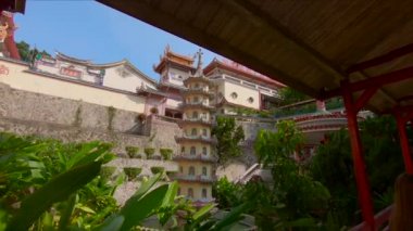 Tayland renkli binalar ile güzel eski yerde yeşil bitkilerin görünümü