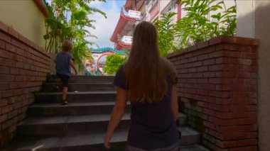 sevimli çocukla Tayland renkli binalar güzel eski yerde genç kadınla görünümünü
