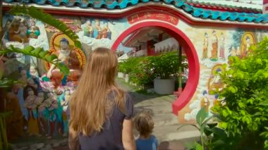 sevimli çocukla Tayland renkli binalar güzel eski yerde genç kadınla görünümünü