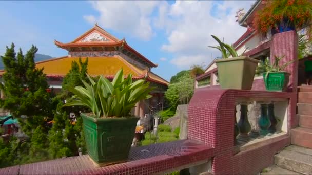 Widok Ładny Mały Chłopiec Piękne Starożytne Miejsce Kolorowych Budynków Tajlandii — Wideo stockowe
