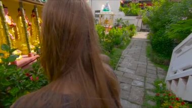 sevimli çocukla Tayland renkli binalar güzel eski yerde genç kadınla görünümünü