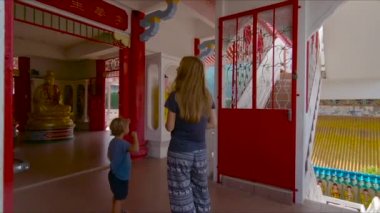 sevimli çocukla Tayland renkli binalar güzel eski yerde genç kadınla görünümünü