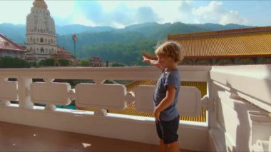 sevimli küçük çocukla güzel eski yerde Tayland renkli binalar görünümünü