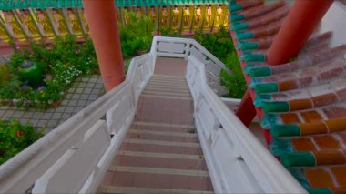 Tayland renkli binalar ile güzel eski yerde beyaz merdiven görünümünü