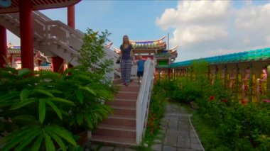 sevimli çocukla Tayland renkli binalar güzel eski yerde genç kadınla görünümünü