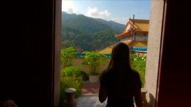 Genç kadınla Tayland renkli binalar güzel eski yerde görünümünü