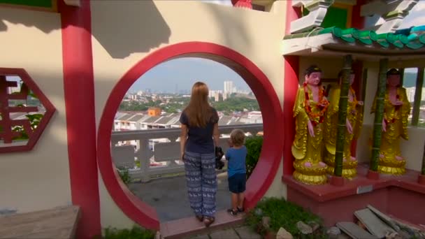 Перегляд Молода Жінка Милий Хлопчик Красиві Місця Кольоровими Будівель Таїланді — стокове відео