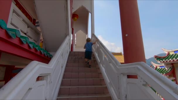 Vista Menino Bonito Lugar Antigo Bonito Com Edifícios Coloridos Tailândia — Vídeo de Stock