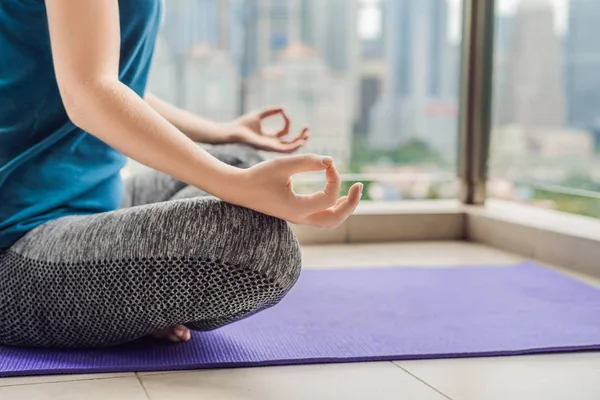 Ung Kvinna Tränar Yoga Morgonen Sin Balkong Med Panoramautsikt Över — Stockfoto