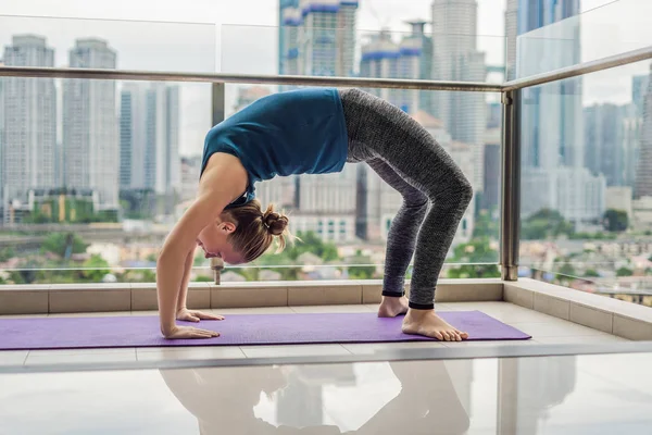 Jonge Vrouw Yoga Beoefenen Ochtend Haar Balkon Met Een Panoramisch — Stockfoto