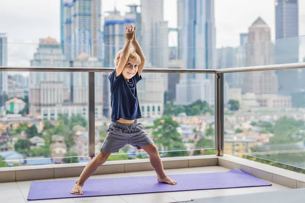 Gelukkig Jongetje Het Beoefenen Van Yoga Zijn Balkon Met Een — Stockfoto