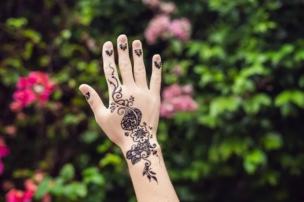 Imagem Mão Humana Decorada Com Tatuagem Henna Mehendi Mão Feminina — Fotografia de Stock