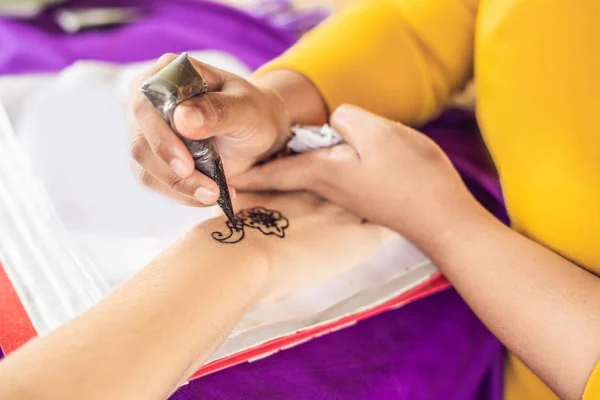 Mulher Está Desenhar Mão Desenhe Mão Arte Mehendi Indiana — Fotografia de Stock