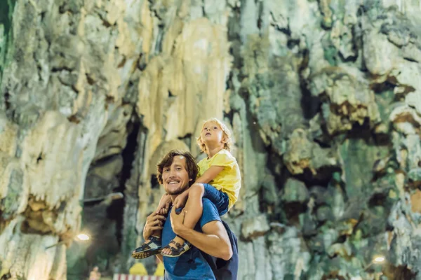 Padre Hijo Fondo Las Cuevas Batu Cerca Kuala Lumpur Malasia — Foto de Stock
