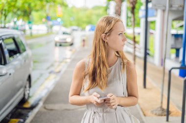 Hizmet yağıyor veya yön ve rehber seyahat sırasında bulmak için telefon app kullanma taksi yolculuğu için telefonu uygulaması kullanan kadın. Kız Turizm Caddesi üzerinde.