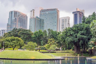Central Park'ta Kuala Lumpur gökdelenler arka planı