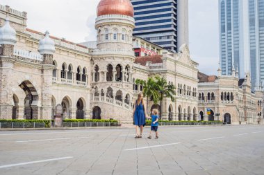 Anne ve oğlu Sultan Abdul Samad bina Kuala Lumpur, Malezya için arka plan üzerinde. Çocuk kavramı ile seyahat.